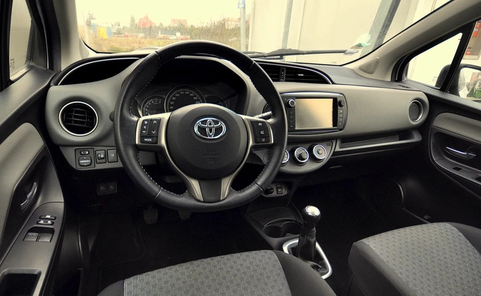 Toyota Yaris cena 42800 przebieg: 67000, rok produkcji 2015 z Rzeszów małe 106